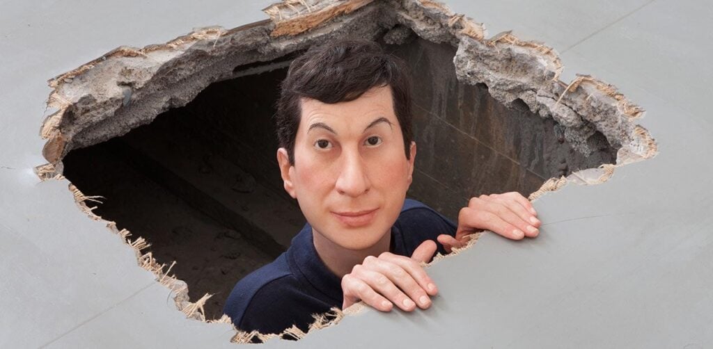 Dove si nasconde Maurizio Cattelan? Parte la caccia al tesoro per trovare 3 miniature esclusive in giro per il mondo