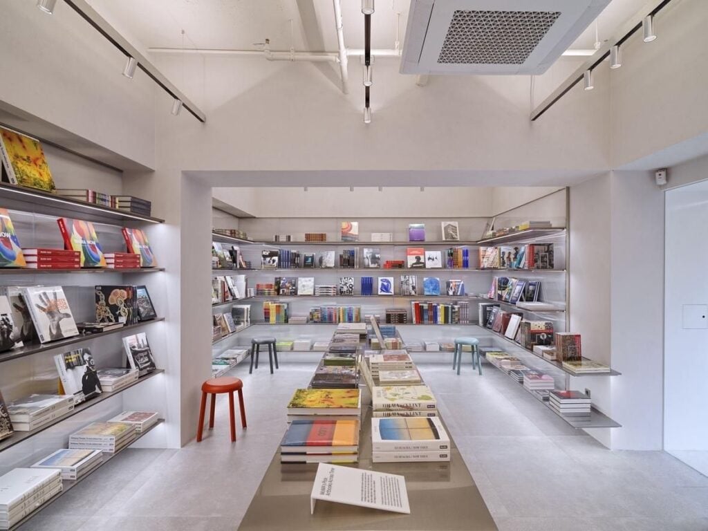moma bookstore seoul courtesy hyundai card Il MoMA di New York apre la sua prima libreria a Seoul. Ponte culturale con la Corea sempre più forte