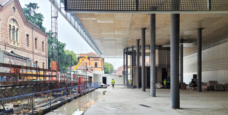 Nuovo Ospedale Maggiore Policlinico, Milano, 2007-in corso, vista dalla galleria commerciale verso via della Commenda (cantiere - settembre 2025). Crediti foto Barreca & La Varra