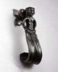 Picchiotto da porta con piastra di fondo e busto maschile coperto di foglie (green man), Germania meridionale, Prima metà sec. XVII, Ferro forgiato, scolpito, traforato e inciso