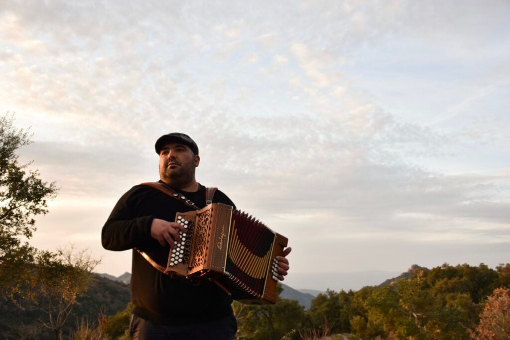 La folk music italiana ha un nuovo festival diffuso. Succede a Loano e nell’entroterra della Liguria