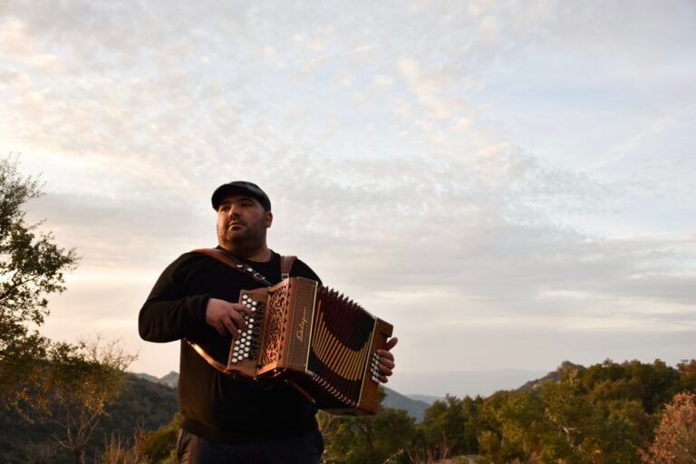 La folk music italiana ha un nuovo festival diffuso. Succede a Loano e nell’entroterra della Liguria