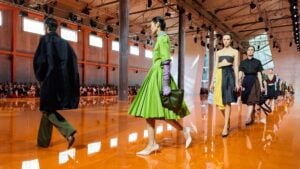 La sfilata di Prada è una reazione all’incertezza del presente. Anche della primavera estate 2026