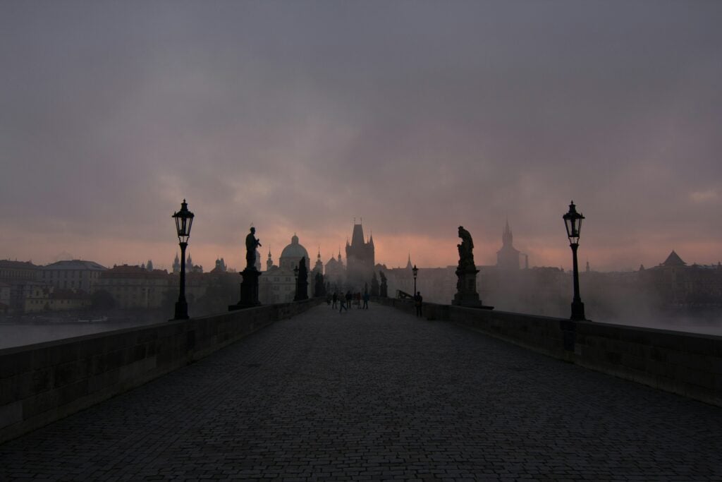 Dan Brown torna con il libro “L’ultimo segreto”: Golem, noetica e la città-labirinto di Praga