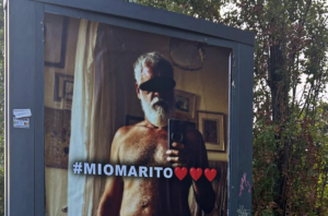 A Torino compaiono i poster di street art “Mio marito”. È la vendetta contro il gruppo Facebook