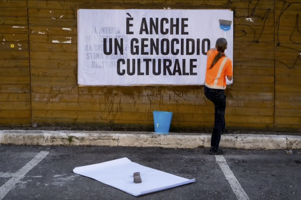 “Le istituzioni culturali sono complici del genocidio”. La performance contro il MAXXI a L’Aquila 