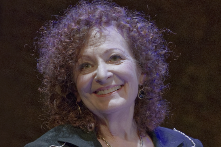 Nan Goldin fa attivismo da sempre. Ma quello per la Palestina non gliel’hanno perdonato