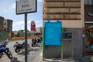 L’artista Sislej Xhafa invade le pareti di Napoli con una mostra diffusa