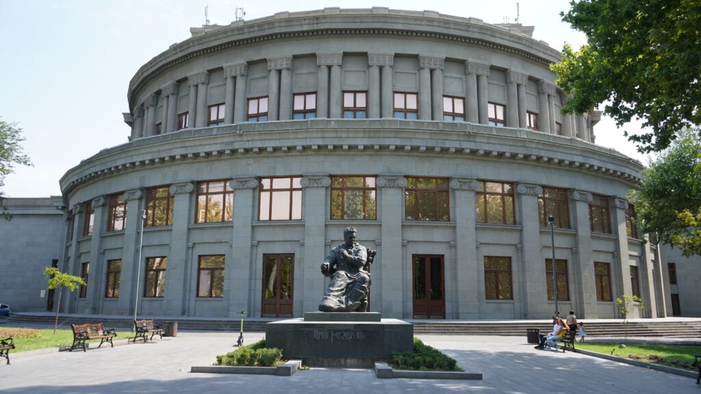Teatro Nazionale Accademico dell’Opera e del Balletto di Yerevan, esterno