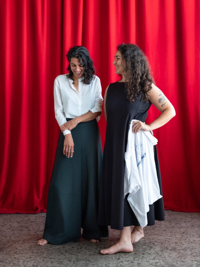 Zasha Colah e Valentina Viviani, curatrici della 13esima Biennale di Berlino. Photo Raisa Galofre