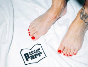 Le foto del grande Martin Parr diventano stanze d’albergo in una mostra in Germania. L’intervista