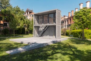 Sostenibilità come progetto sociale: la casa incrementale di Alejandro Aravena in mostra a Venezia