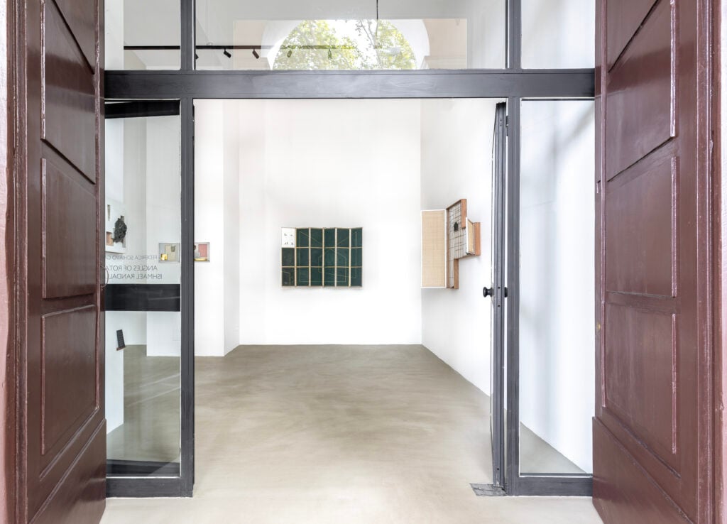 01rananglesofrotation2025instviewfedericaschiavogalleryphgiuliapietroletti L’artista peruviano Ishmael Randall-Weeks ci invita a cambiare prospettiva. La mostra a Roma 
