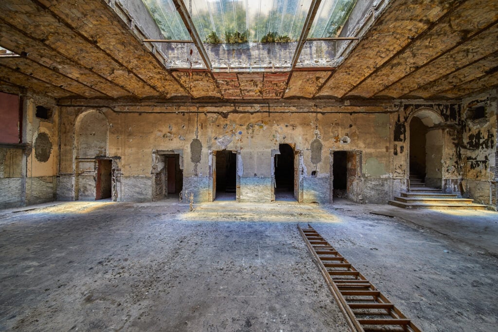 Nel centro di Roma un ex locale notturno abbandonato apre una mostra d’arte contemporanea