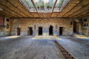 Nel centro di Roma un ex locale notturno abbandonato apre una mostra d’arte contemporanea 