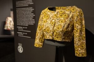 Un Andy Warhol inedito. Il suo tessile pop arriva in mostra a Biella