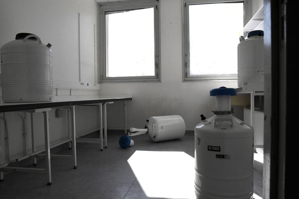 Arianna Carossa, Inspira, espira, installation view, Istituto Pasteur, Parigi, 2025