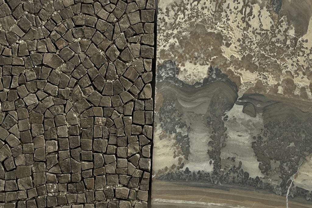 MAR, Arts & New Media Room, Uno dei mondi. Pietre sensibili e omologie inattese, Matylda Tracewska, 2025, 13 x 24 cm, stromatolite calcarea proveniente da Bristol, Gran Bretagna e mosaico lapideo (dettaglio)