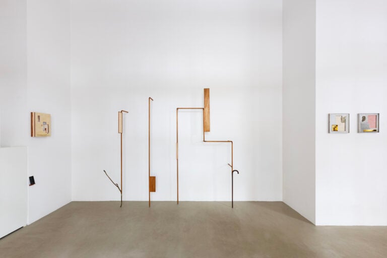 07rananglesofrotation2025instviewfedericaschiavogalleryphgiuliapietroletti L’artista peruviano Ishmael Randall-Weeks ci invita a cambiare prospettiva. La mostra a Roma 