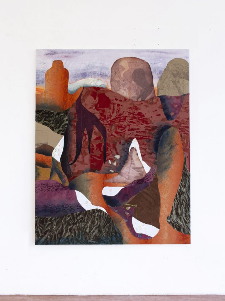 Cresce Il cielo e le ombre muovono, 2025.Tintura Indaco batik, reseda, robbia e cocciniglia, olio, pigmenti calcografia, xilografia e cucito su lino, cotone e seta dell’ Antica tessitura Bevilacqua. 180x140 cm. Crediti fotografici Sofia Bonato, Courtesy the artist