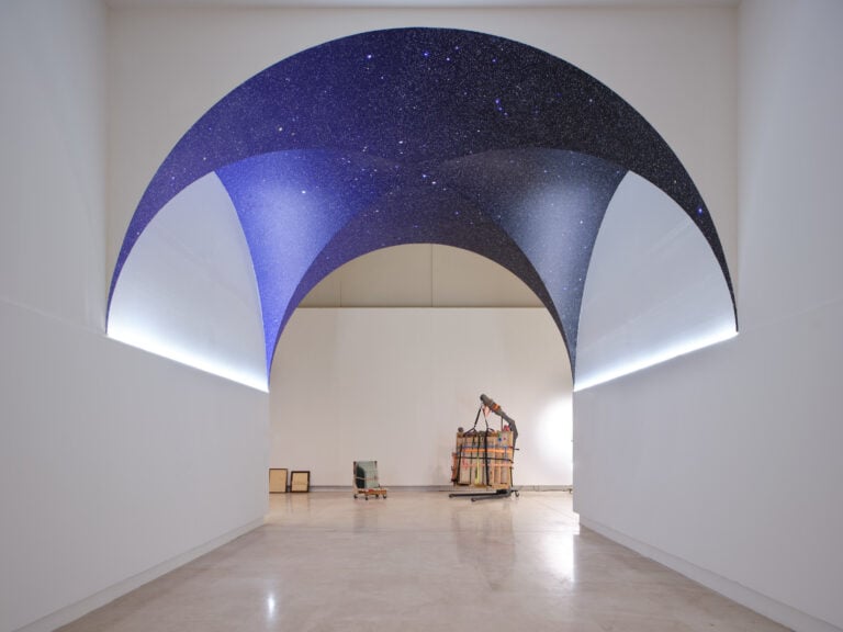 18° Quadriennale d’arte, Fantastica, Palazzo Esposizioni Roma, 11 ottobre 2025 - 18 gennaio 2026, veduta dell’allestimento della sezione curata da Emanuela Mazzonis di Pralafera. Nella foto, opere di Giovanni Ozzola e Jacopo Benassi, courtesy Fondazione La Quadriennale di Roma, Fotografia Agostino Osio - Alto Piano