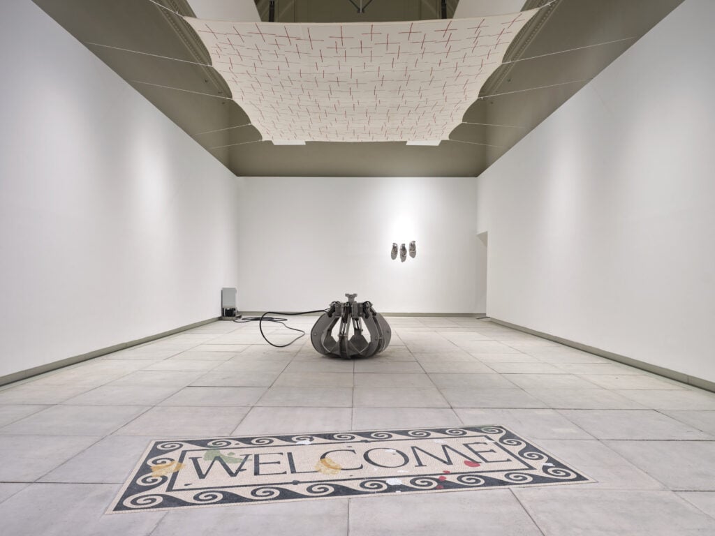 18° Quadriennale d’arte, Fantastica, Palazzo Esposizioni Roma, 11 ottobre 2025 - 18 gennaio 2026, veduta dell’allestimento della sezione curata da Francesco Stocchi. Nella foto, opere di Luca Bertolo, Arcangelo Sassolino, Valerio Nicolai, courtesy Fondazione La Quadriennale di Roma, Fotografia Agostino Osio - Alto Piano