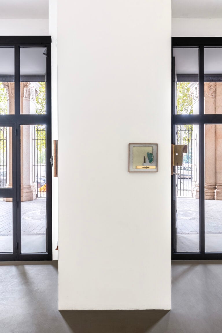 11rananglesofrotation2025instviewfedericaschiavogalleryphgiuliapietroletti L’artista peruviano Ishmael Randall-Weeks ci invita a cambiare prospettiva. La mostra a Roma 