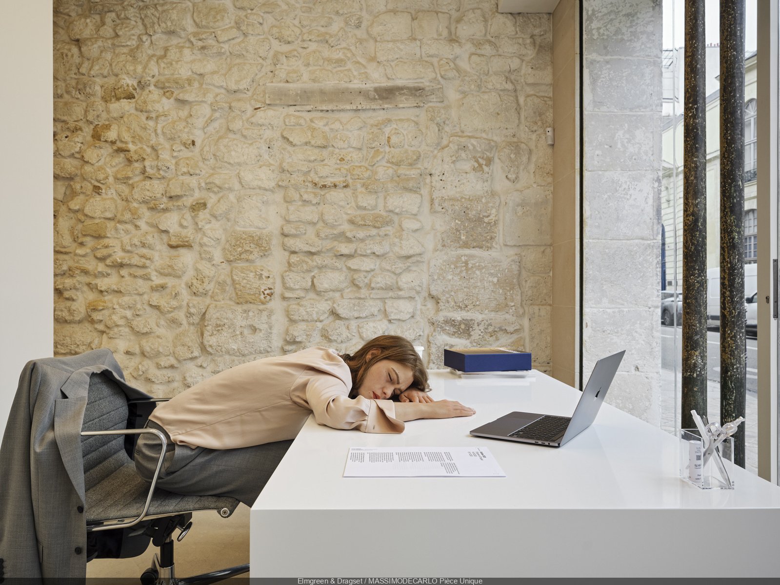 https://www.artribune.com/wp-content/uploads/2025/10/1207874-elmgreen-dragset-installation-galerie-massimodecarlo-piece-unique.jpeg