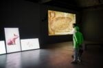 Heather Dewey-Hagborg, Hybrid: an Interspecies Opera, 2022 e Future pigs, plural, 2022, installation view presso MU Art house, Netherlands. Ph: Max Kneefel. Courtesy l’artista