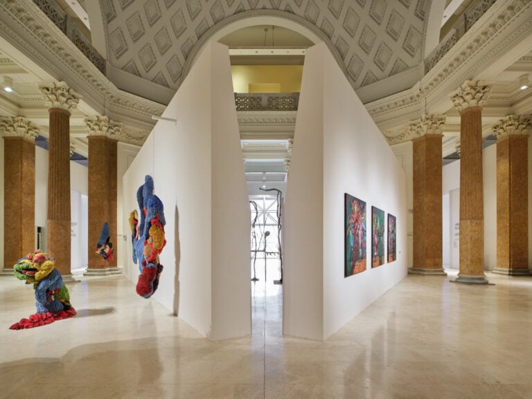 18° Quadriennale d’arte, Fantastica, Palazzo Esposizioni Roma, 11 ottobre 2025 - 18 gennaio 2026, veduta dell’allestimento della sezione curata da Francesco Bonami. Nella foto, opere di Lorenzo Vitturi e Bea Scaccia, courtesy Fondazione La Quadriennale di Roma, Fotografia Agostino Osio - Alto Piano