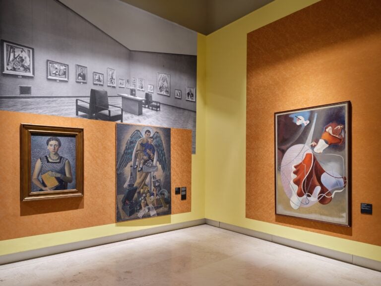 18° Quadriennale d’arte, I giovani e i maestri: la Quadriennale del 1935, Palazzo Esposizioni Roma, 11 ottobre 2025 - 18 gennaio 2026, veduta dell’allestimento con opere di Gino Severini ed Enrico Prampolini, courtesy Fondazione La Quadriennale di Roma, Fotografia Agostino Osio - Alto Piano