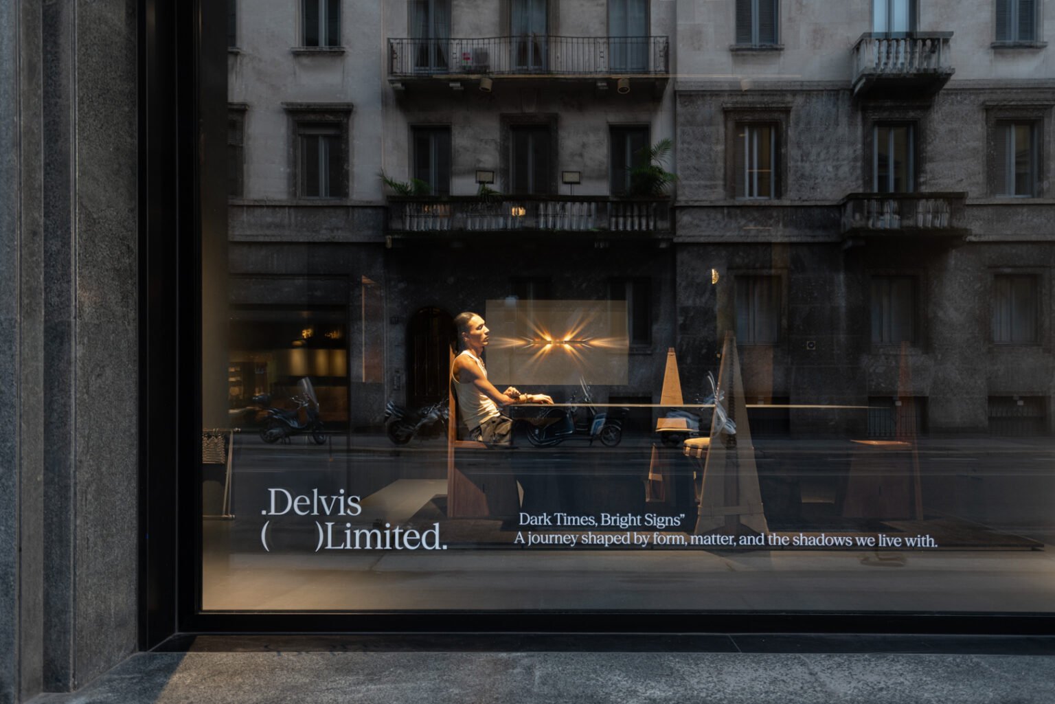 Dark Times, Bright Signs, Jirah, Sitting with Self, performance presso Delvis (Un)Limited, Milano, 24 settembre 2025. Fotografia: Piercarlo Quecchia, DSL Studio