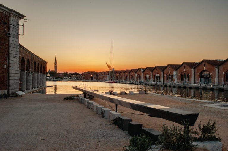 2 19 mostra internazionale di architettura di venezia maetherea lithic chords foto gunther galligioni Alla Biennale Architettura 2025 si può incontrare un’opera che “accorda” la pietra