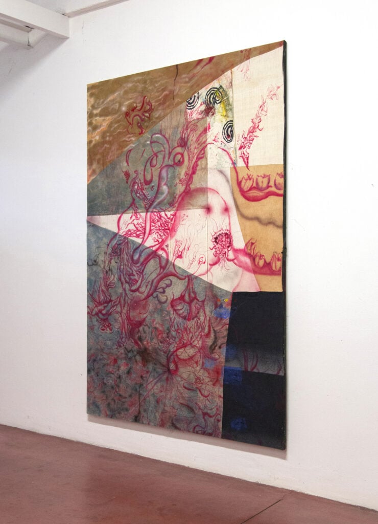Eating, 2022. Acrilico, olio e tinture su canapa, lana di alpaca e cotone 285x 192 cm. Crediti fotografici Sofia Bonato, Courtesy the artist