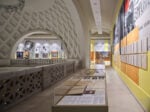 18° Quadriennale d’arte, I giovani e i maestri: la Quadriennale del 1935, Palazzo Esposizioni Roma, 11 ottobre 2025 - 18 gennaio 2026, veduta dell’allestimento. In primo piano le bacheche con i documenti d’archivio sulla mostra, courtesy Fondazione La Quadriennale di Roma, Fotografia Agostino Osio - Alto Piano