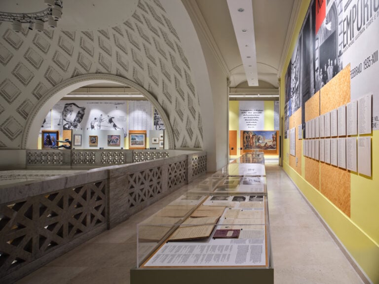 18° Quadriennale d’arte, I giovani e i maestri: la Quadriennale del 1935, Palazzo Esposizioni Roma, 11 ottobre 2025 - 18 gennaio 2026, veduta dell’allestimento. In primo piano le bacheche con i documenti d’archivio sulla mostra, courtesy Fondazione La Quadriennale di Roma, Fotografia Agostino Osio - Alto Piano