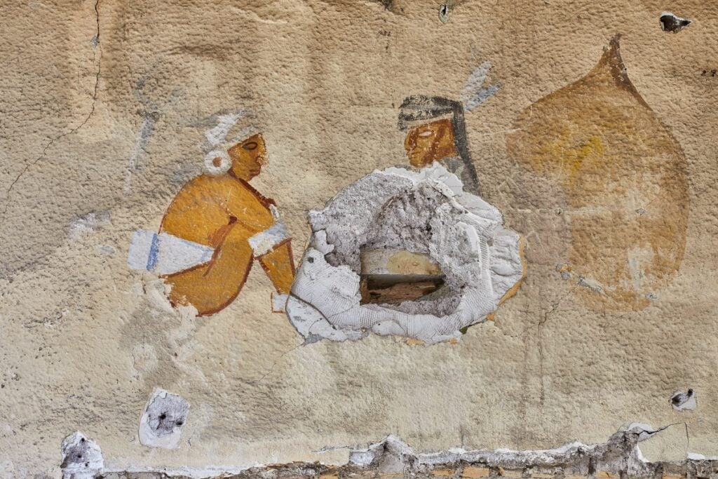 Chi esce entra. A Tribute Exhibition to a Disappearing Building