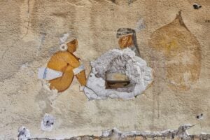 Chi esce entra. A Tribute Exhibition to a Disappearing Building