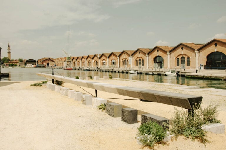 3 19 mostra internazionale di architettura di venezia maetherea lithic chords foto cristina morbi Alla Biennale Architettura 2025 si può incontrare un’opera che “accorda” la pietra