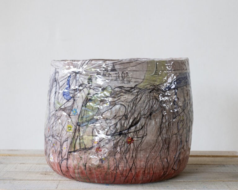 Brutality of Hurry and Gesture, 2025. Ceramica semi refrattaria dipinta con pigmenti, ossidi e cristallina trasparente, cottura su forno elettrico. H 28x35 x35cm. Crediti fotografici Sofia Bonato, Courtesy the artist