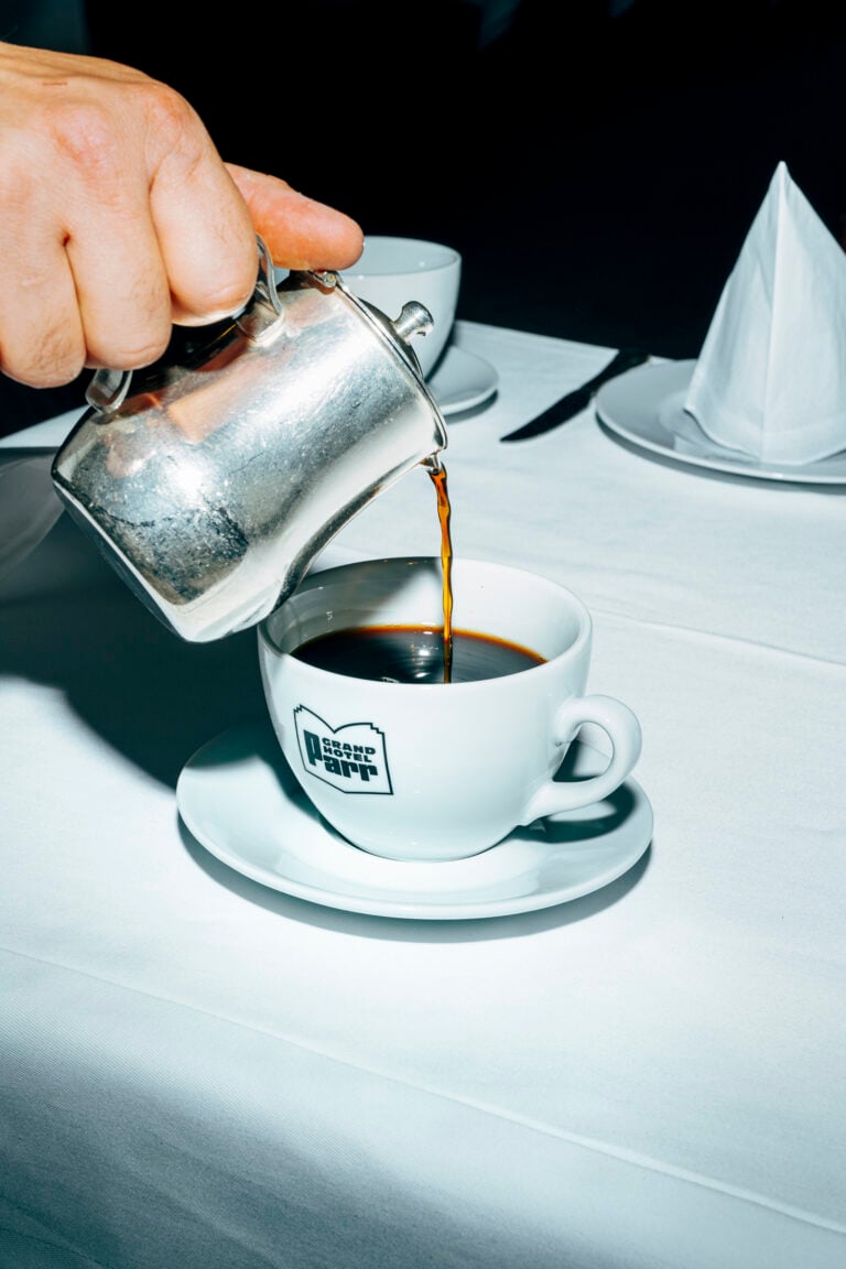 3 grand hotel parr photo by nikita teryoshin Le foto del grande Martin Parr diventano stanze d’albergo in una mostra in Germania. L’intervista