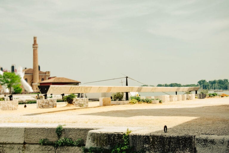 4 19 mostra internazionale di architettura di venezia maetherea lithic chords foto cristina morbi Alla Biennale Architettura 2025 si può incontrare un’opera che “accorda” la pietra