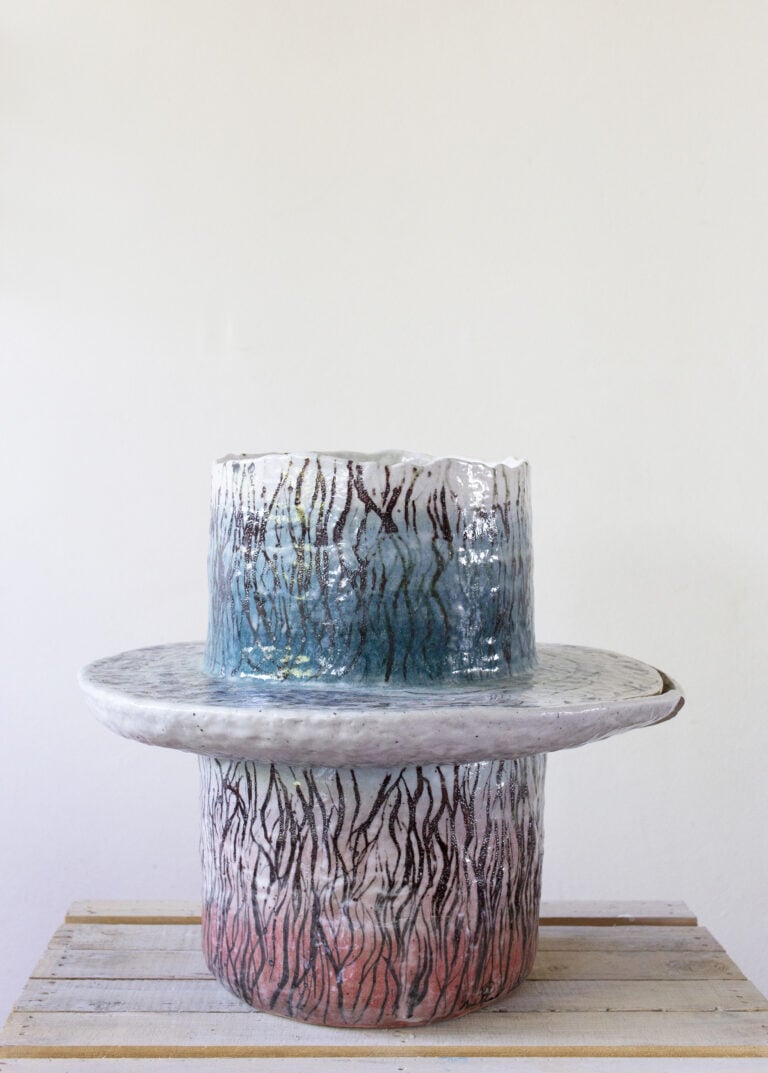 Bark, 2025. Ceramica semi refrattaria dipinta con pigmenti, ossidi e cristallina trasparente. Cottura su forno a legna. H 51x62x60cm. Crediti fotografici Sofia Bonato, Courtesy the artist