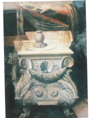 La base dell’Ara prima del restauro del 2000 mostrava a sinistra un fogliame che raffigurava l’aquila federiciana