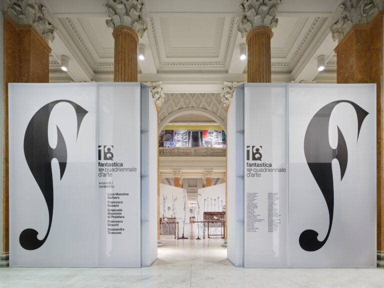 18° Quadriennale d’arte, Fantastica, Palazzo Esposizioni Roma, 11 ottobre 2025 - 18 gennaio 2026, l’ingresso della mostra nell’allestimento progettato da BRH+/Barbara Brondi & Marco Rainò, courtesy Fondazione La Quadriennale di Roma, Fotografia Agostino Osio - Alto Piano