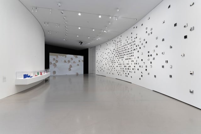 Veduta di uno degli spazi dedicati all'esposizione Tessere lo spazio di Lygia Pape @Collection Pinault