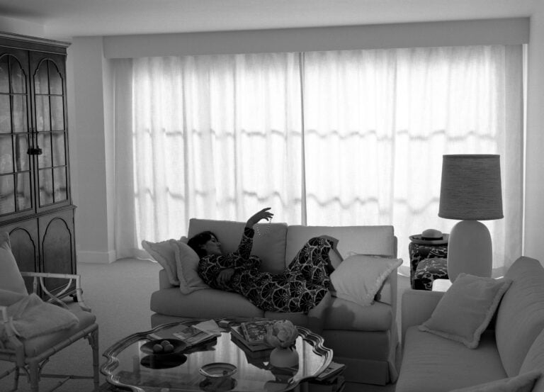 a woman with a necklace 2021 40 anni di carriera del grande artista Jeff Wall in mostra alle Gallerie d’Italia di Torino