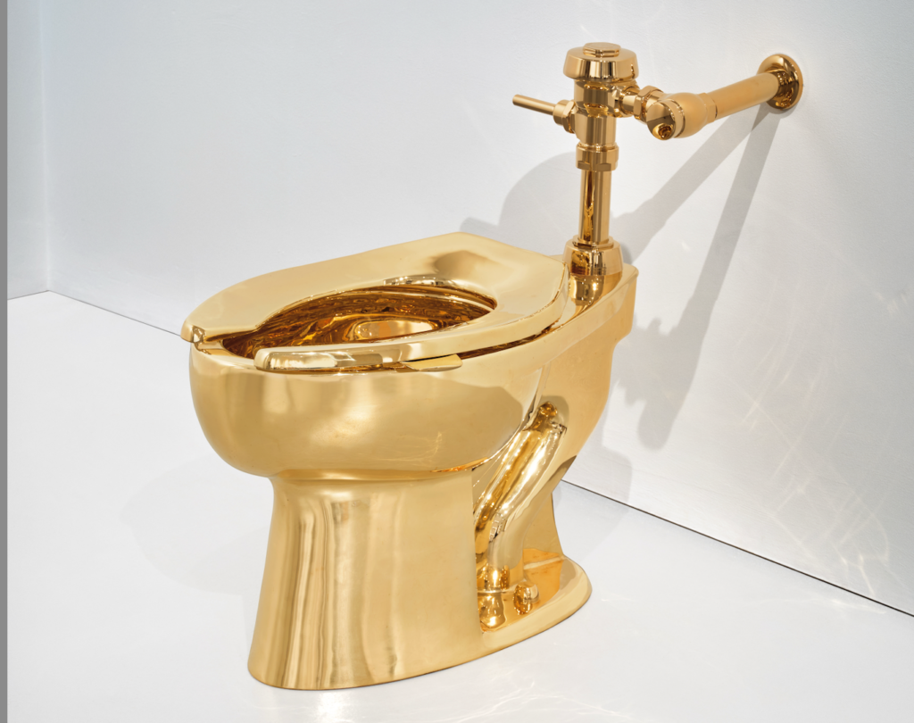Sotheby’s mette all’asta a New York il gabinetto in oro massiccio di Maurizio Cattelan