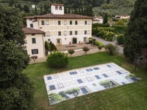In un parco di una villa a Prato le opere di un artista fanno riflettere sulla contemporaneità