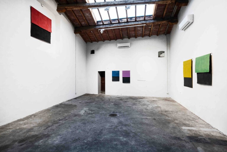 angelo sarleti senza titolo2025 veduta installazione foto claudio rospigliosi In una villa a Prato le opere di un artista fanno riflettere sulla contemporaneità 
